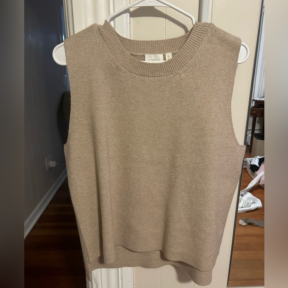 Sleevelesss sweater